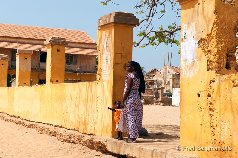 20090528_111926 D3 P1 P1.jpg - Mother and child, Goree Island